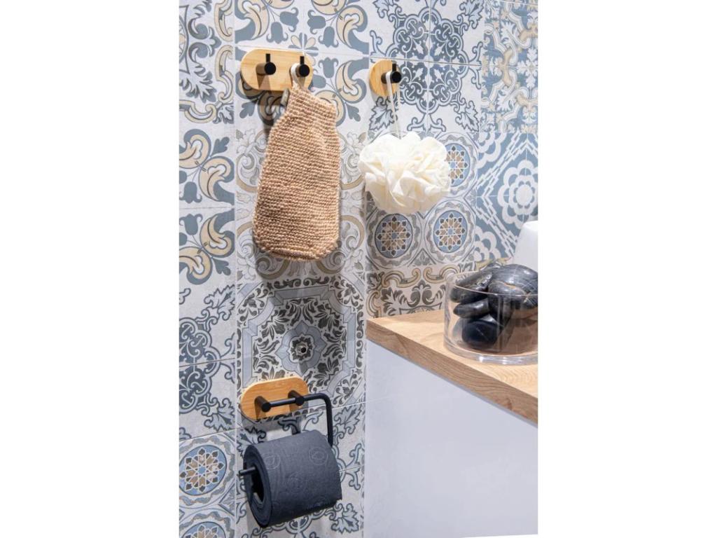 32123-drzak-toaletniho-papiru-na-nalepeni-3m-kov-cerna-barva-bambus